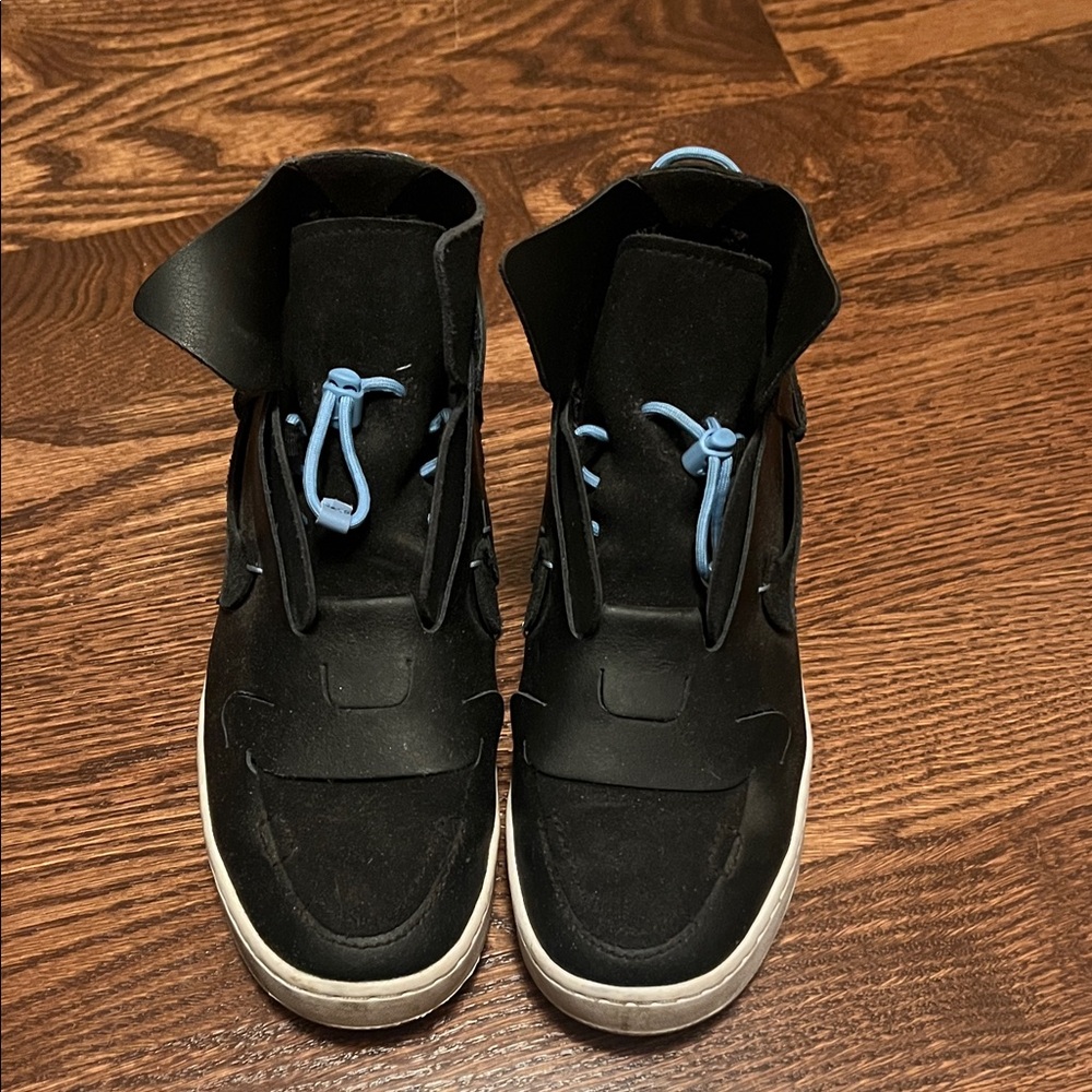 Nike Stylish Black Women’s Slip-On Sneakers with Blue Accents